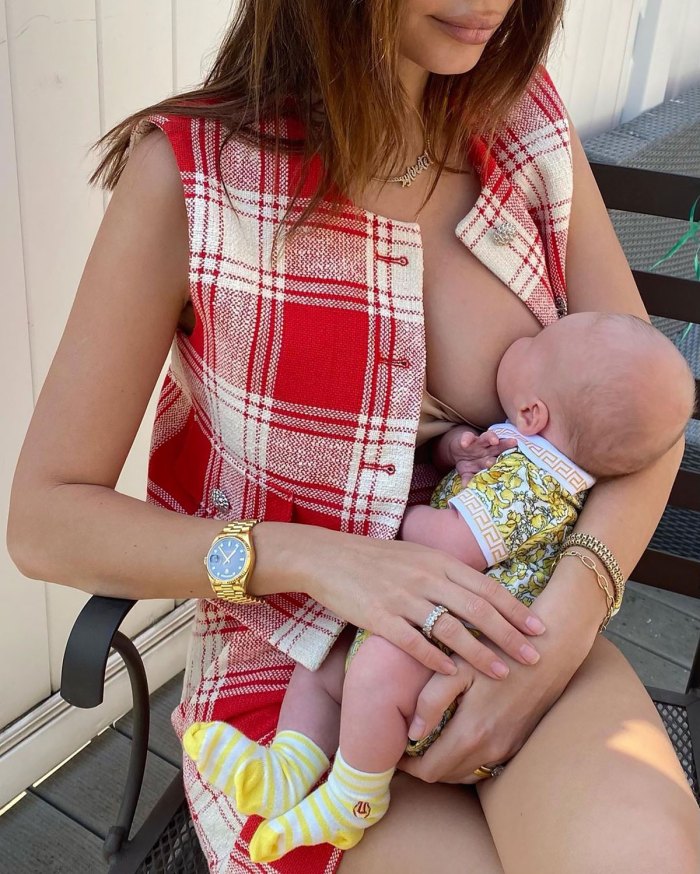 Vea el collar 'Mama' de Emily Ratajkowski para Baby Sylvester