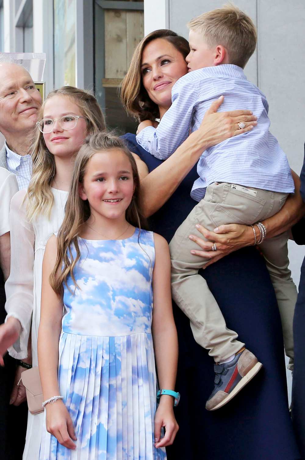 Inside Jennifer Garners Mom Life With 3 Kids Its Happy Household