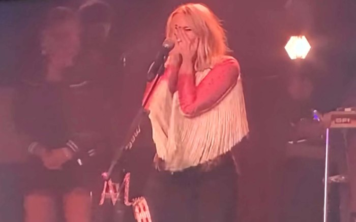 Miranda Lambert Breaks Down While Performing The House That Built Me
