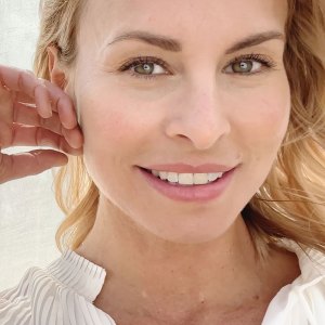 Niki Taylor Reprises Her Role as COVERGIRL Ambassador — 23 Years Later!