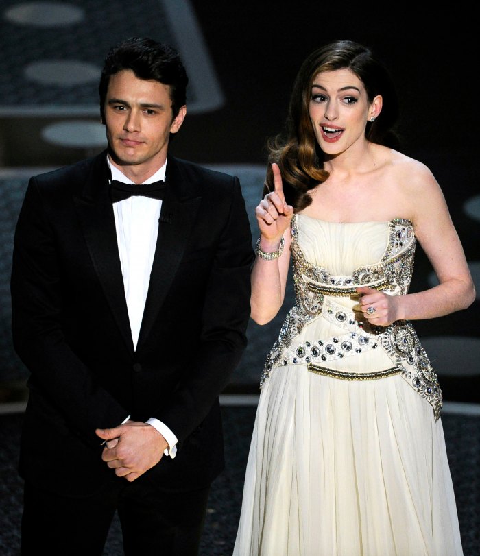 Los escritores de los Oscar revelan detalles disparatados sobre el incómodo concierto de anfitriones de 2011 de James Franco y Anne Hathaway