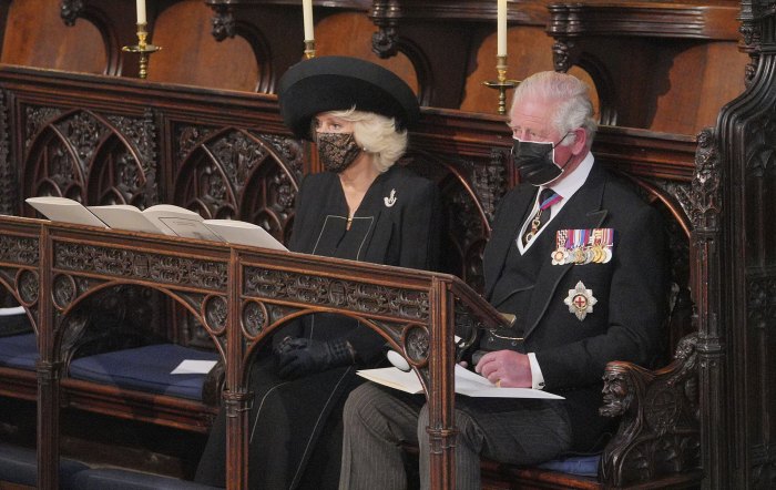 El Príncipe Carlos y Camila asisten al Príncipe Felipe descansado en un funeral emocional en la Capilla de San Jorge