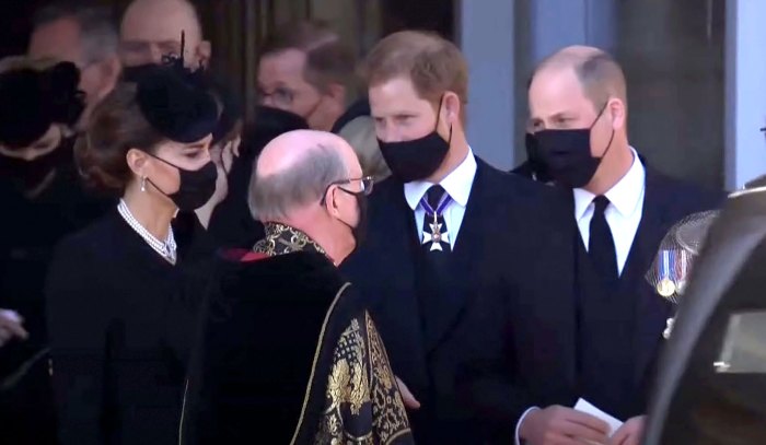 Príncipe Harry conversa com o príncipe William duquesa Kate após o funeral do príncipe Philips