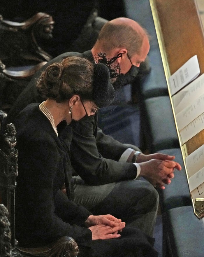 El príncipe William y la duquesa Kate honran al príncipe Felipe 'devoto' después de sentarse uno al lado del otro en su funeral