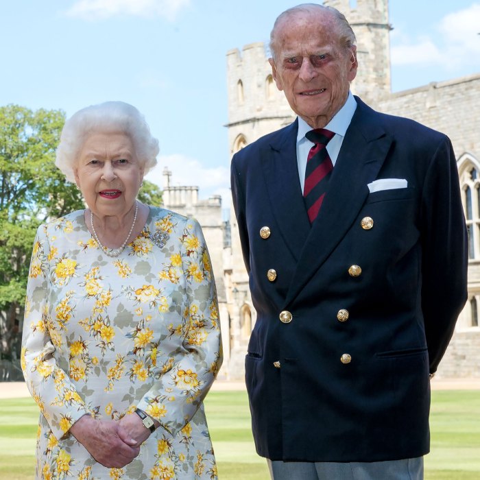 La reina Isabel II, el príncipe Felipe, posa con bisnietos en fotos nunca antes vistas