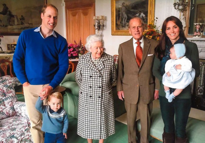 La reina Isabel II, el príncipe Felipe, posa con bisnietos en fotos nunca antes vistas