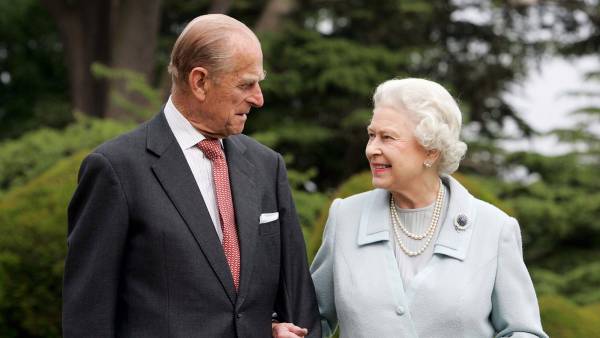 Queen Elizabeth II Shares Loving Tribute to Late Husband Prince Philip 1 Day After His Death