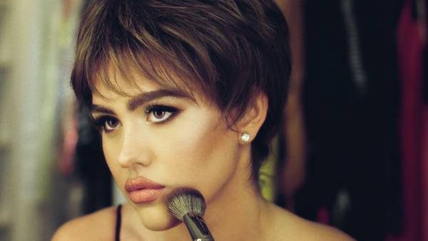 Total Twins! Amelia Gray Channels ‘90s Lisa Rinna in Vintage Photo Shoot