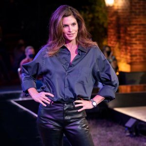 Cindy Crawford Hilariously Models Ross Leather Pants Friends Reunion