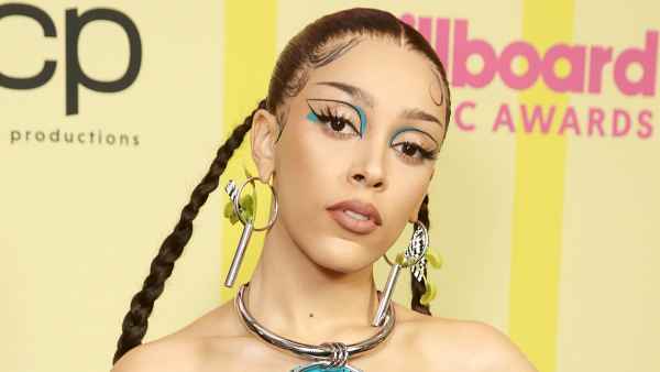 Doja Cat Futuristic Braid Graphic Makeup Won 2021 Billboard Music Awards