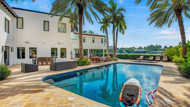 Go Inside Jennifer Lopez and Ben Afflecks Lavish Waterfront Miami Vacation Pad Amid Their Romantic Getaway 01