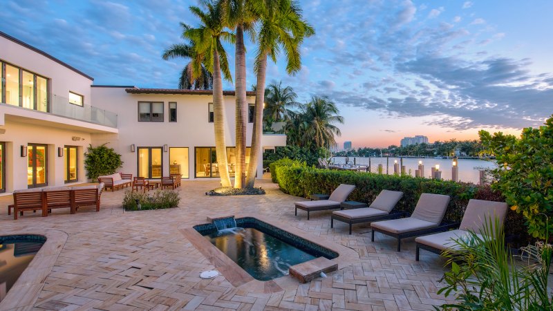 Go Inside Jennifer Lopez and Ben Afflecks Lavish Waterfront Miami Vacation Pad Amid Their Romantic Getaway 03