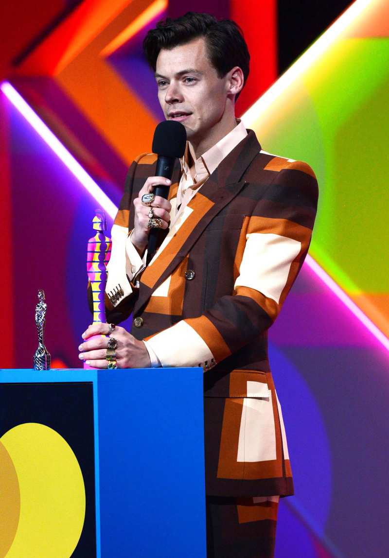 Harry Styles’ Retro Gucci Suit and Purse at the BRIT Awards Is a Must See