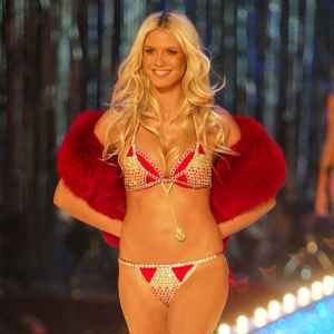 Heidi Klum Was Pregnant With Daughter Leni Olumi Klum at 2003 Victoria Secret Fashion Show 3