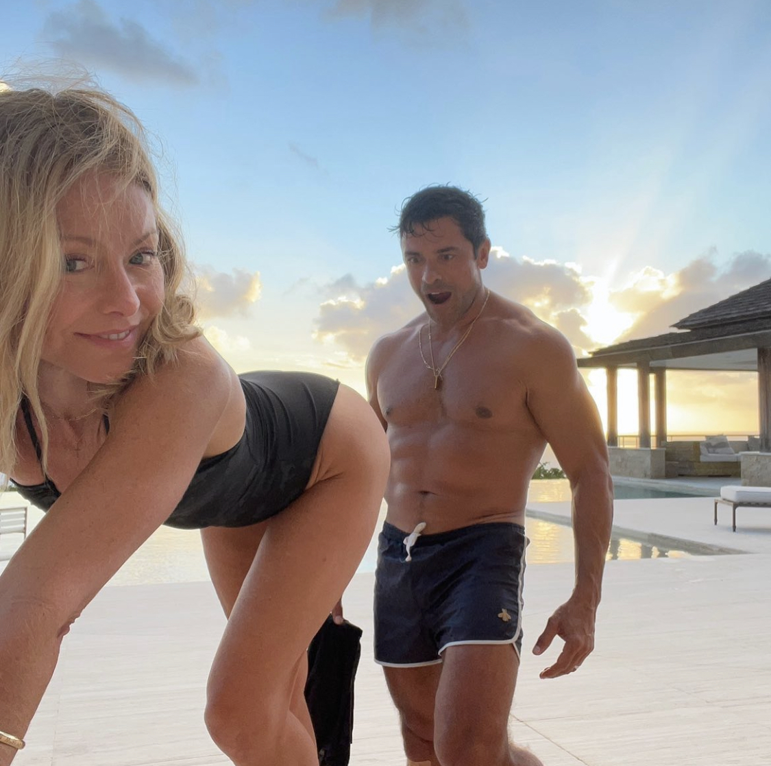 Hot Mom Nude Beach - Kelly Ripa and Mark Consuelos: A Timeline of Their Relationship