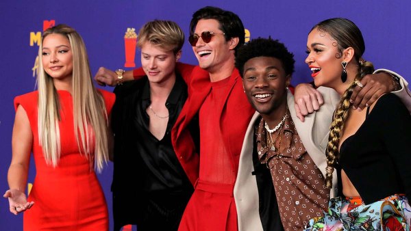 Outer Banks Cast Prove Theyre Squad Goals MTV Movie TV Awards 2021 Red Carpet