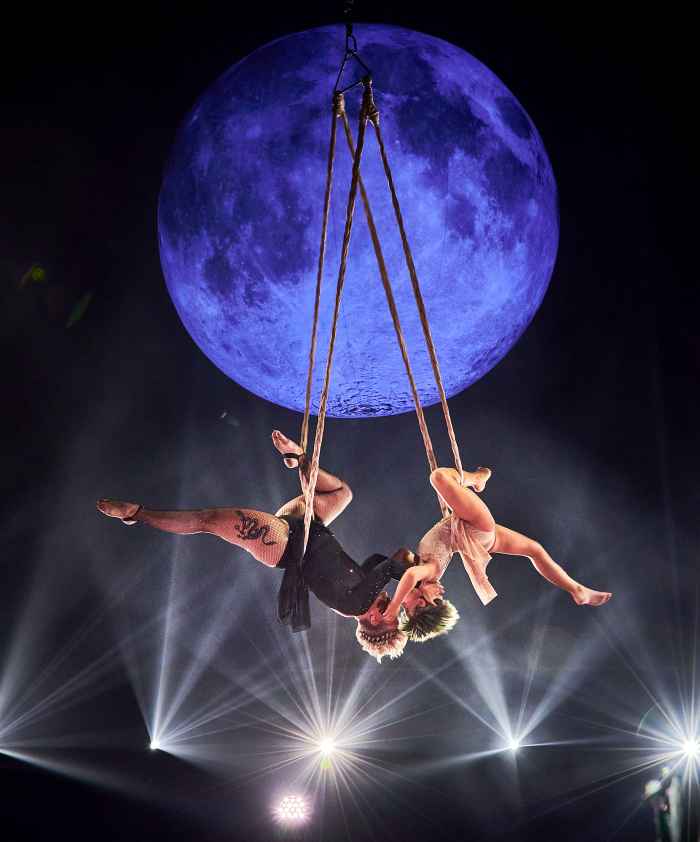 Covered Sunshine Pink Daughter Willow Hart Perform Acrobatic Stunts 2021 Billboard Music Awards