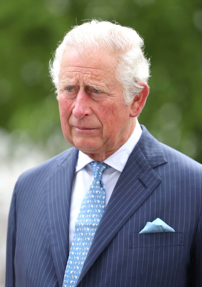 Príncipe Charles reflete a mesa vazia do jantar após a morte do príncipe Philips