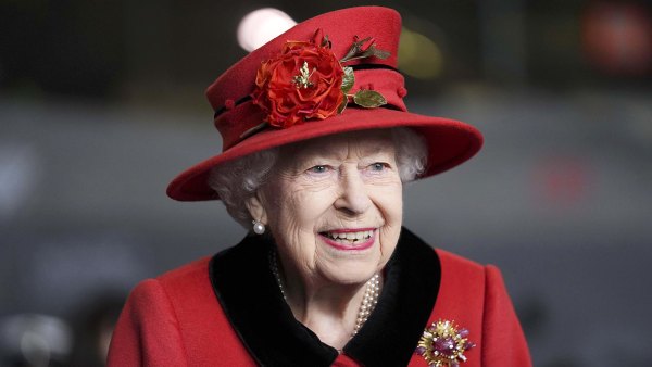 Queen Elizabeth II Honored With Traditional Tribute Outside Buckingham Palace Following Her Death