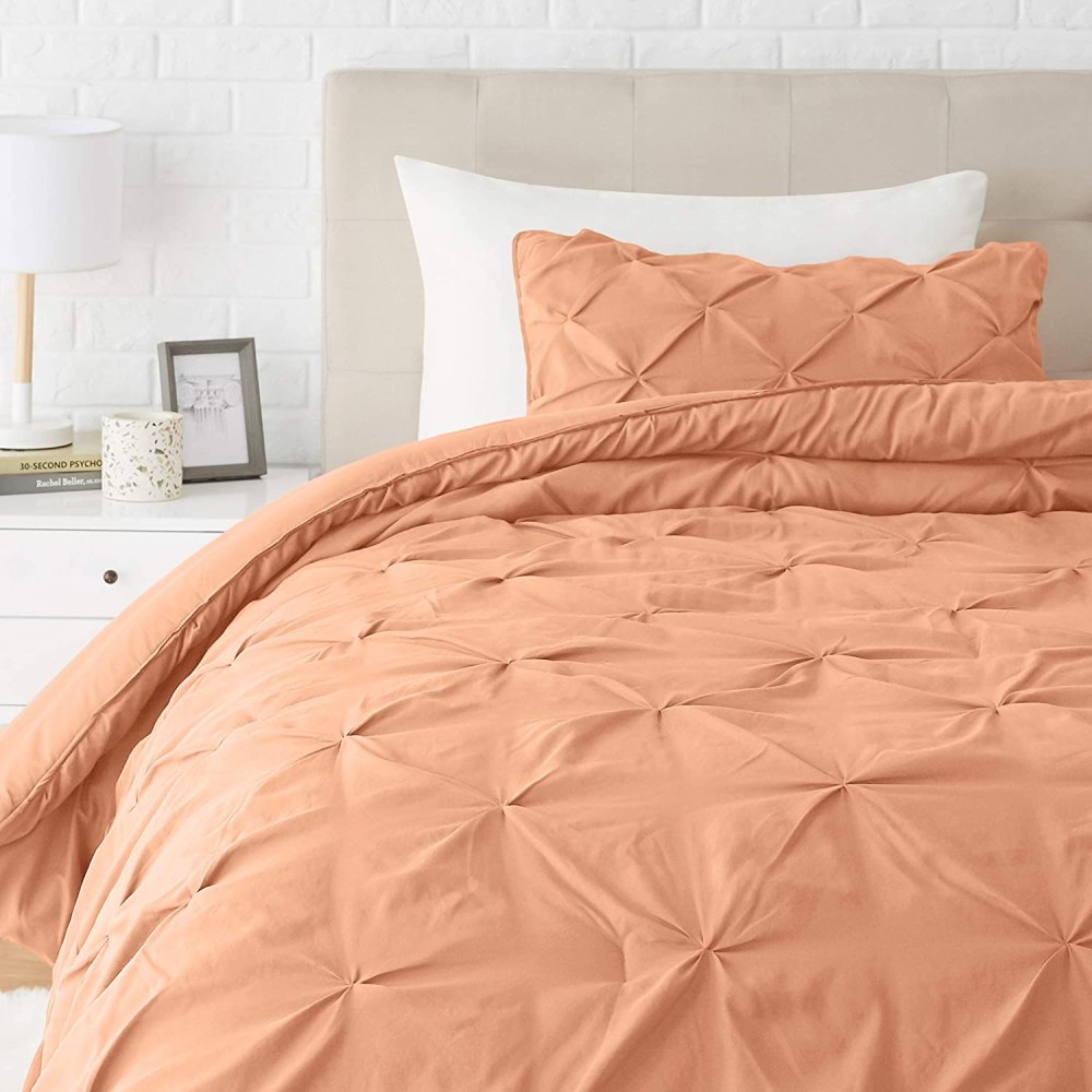 Amazon Basics Pinch Pleat Down-Alternative Comforter Bedding Set - Twin / Twin XL, Vintage Brick