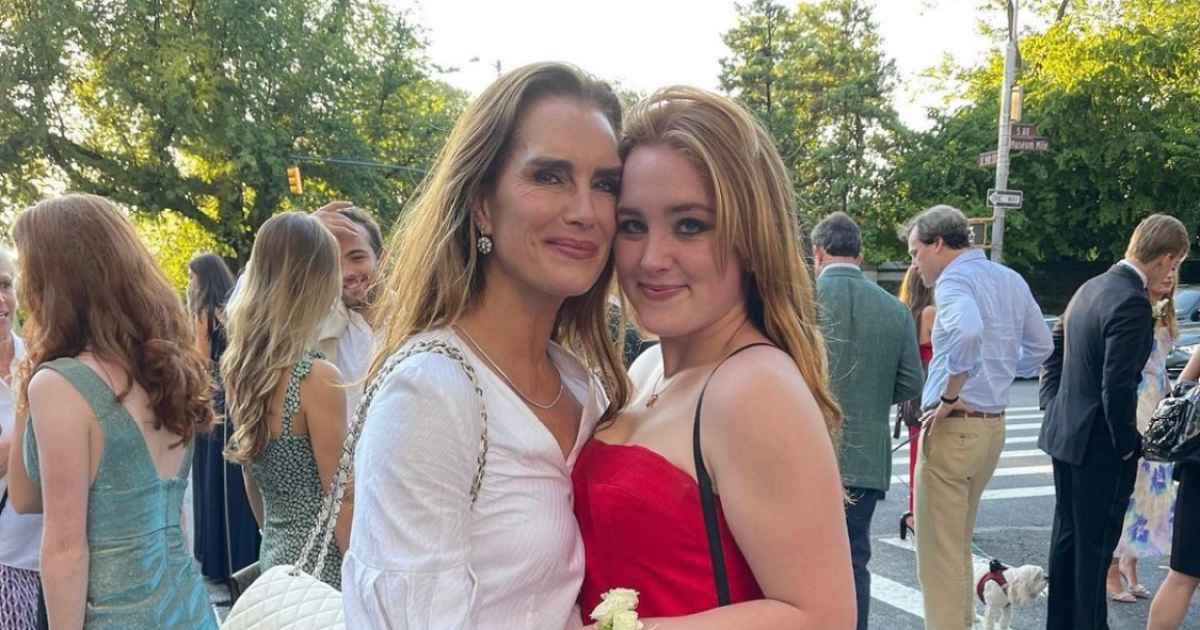 Leslie Mann & Judd Apatow's Daughter Iris Is Prettiest In Pink at Prom