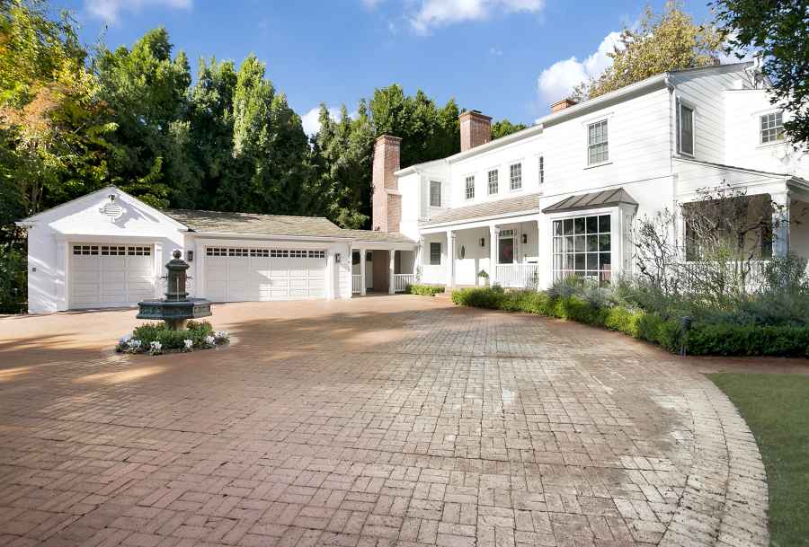 Kelly Clarkson Moves Into New Home Post-Divorce 