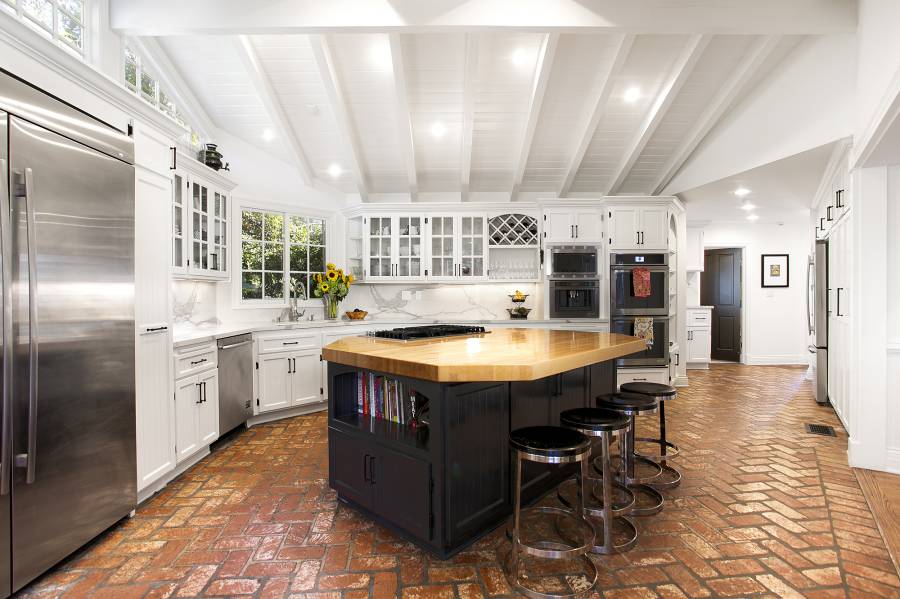 Kelly Clarkson Moves Into New Home Post-Divorce 