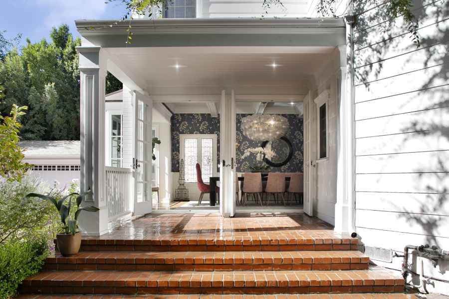 Kelly Clarkson Moves Into New Home Post-Divorce 