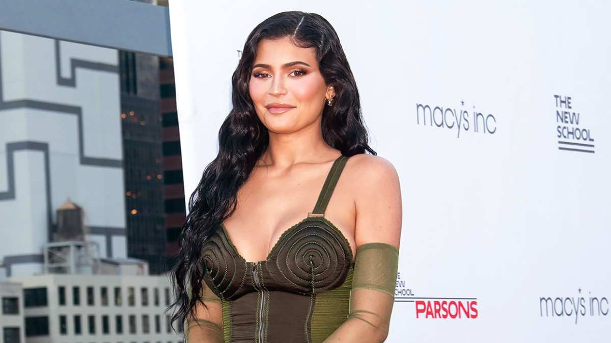 Kylie Jenner Was Hand-Sewn Into Her 1987 Vintage Dress: Pics | Us Weekly Kylie Jenner Was Hand-Sewn Into Her 1987 Vintage Dress: Pics | Us Weekly