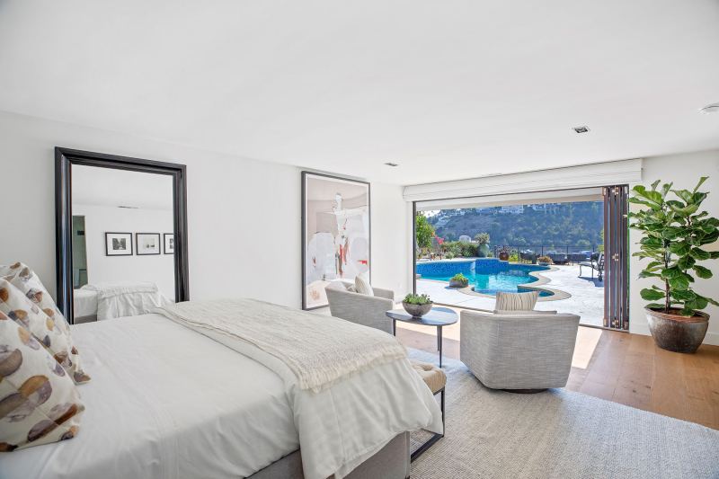 Look Inside Chrishell Stauses New Hollywood Hills Mansion Photos 