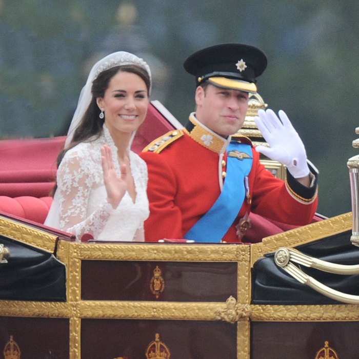 OMG The Crowns Emma Corrin Participou do Casamento Real do Príncipe William Kates