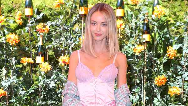 Pregnant Kaitlynn Carter Shows Bare Baby Bump for 1st Time in Bikini