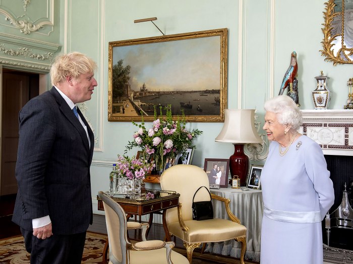 La reina Isabel tiene una rara foto del príncipe Harry Meghan Markle en el palacio