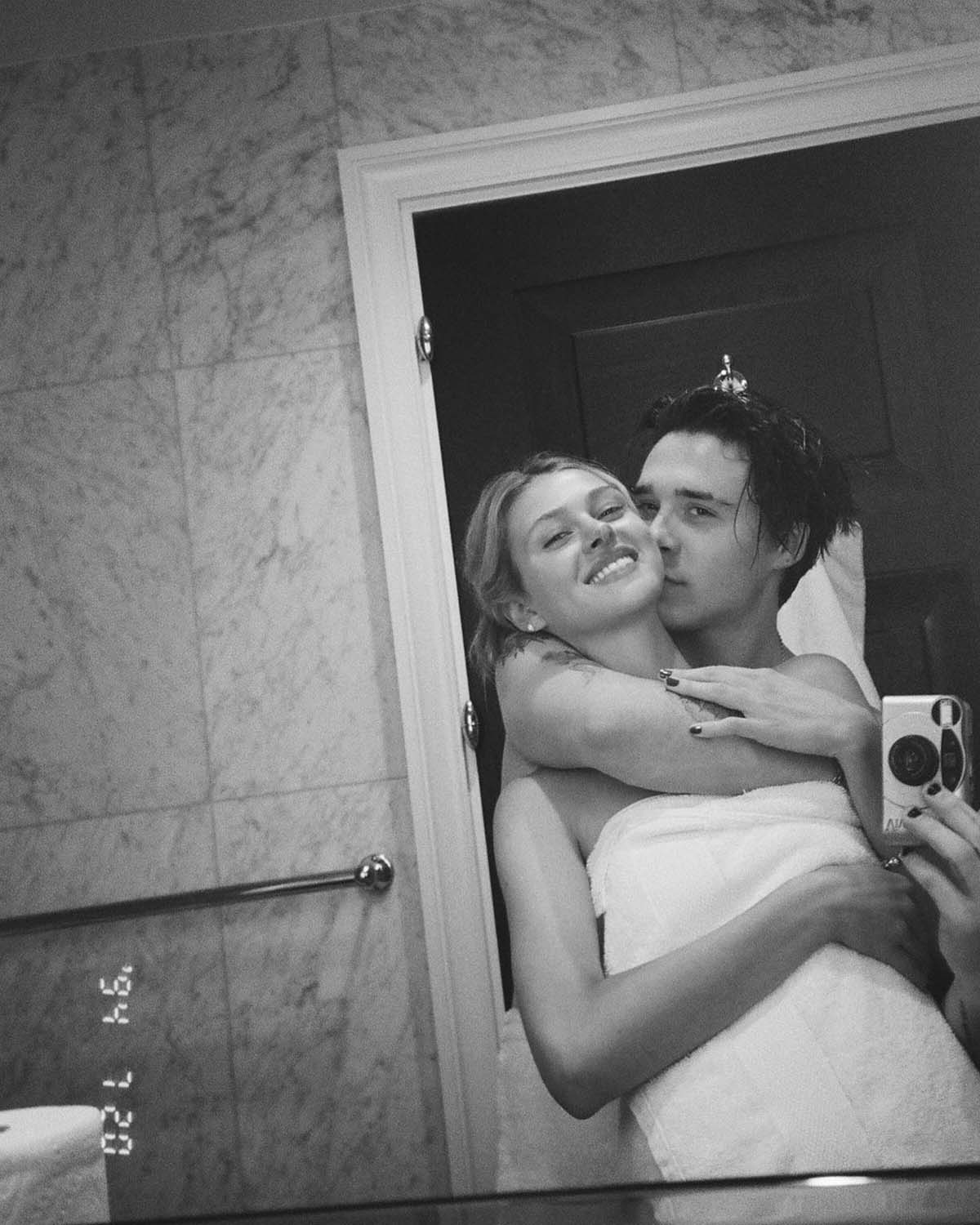 couple kissing mirror selfie body base hd sex photo