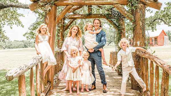 James Van Der Beek Wife Kimberly Take Family Photos Texas Home With 5 Kids