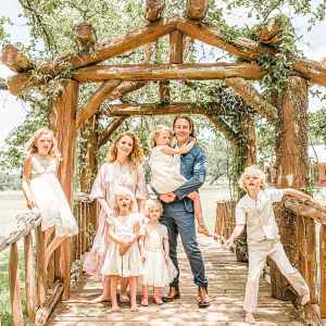 James Van Der Beek Wife Kimberly Take Family Photos Texas Home With 5 Kids