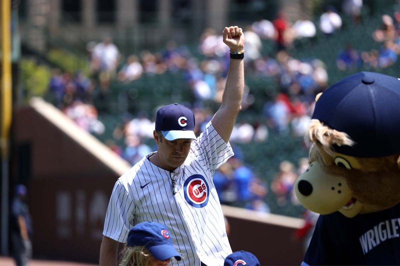 Jason Sudeikis Throws 1st Pitch Cubs Game With Help From His Kids Pics