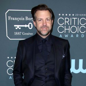 Jason Sudeikis Throws 1st Pitch Cubs Game With Help From His Kids Pics