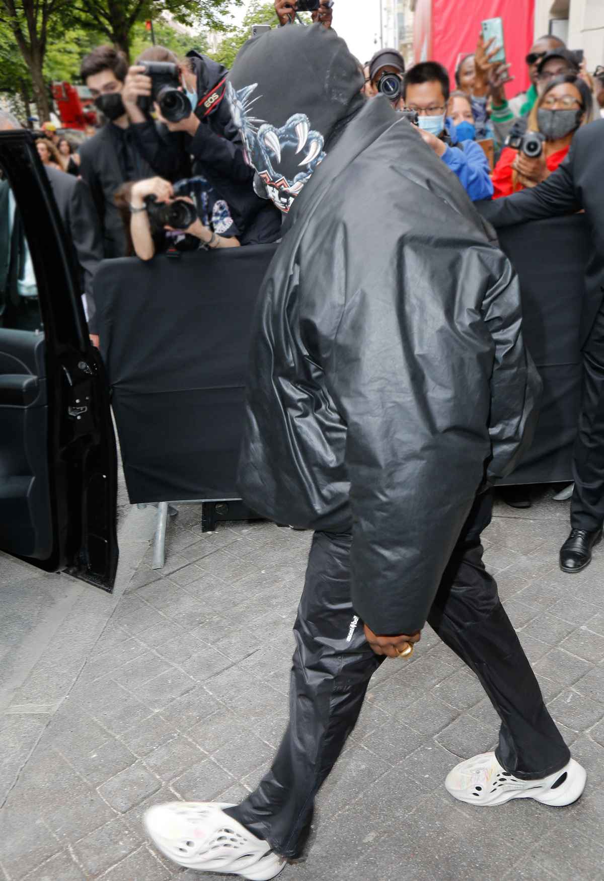 tricky Celsius arkiv Kanye West Attends Balenciaga Fashion Show in Full Face Covering