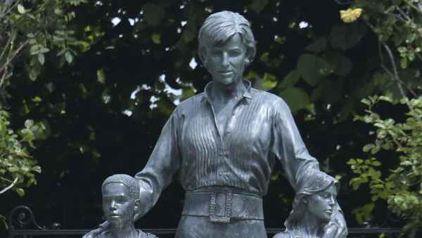 Princess Diana Statue Engraved With a Poem 2