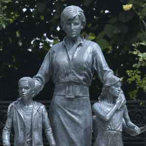 Princess Diana Statue Engraved With a Poem 2