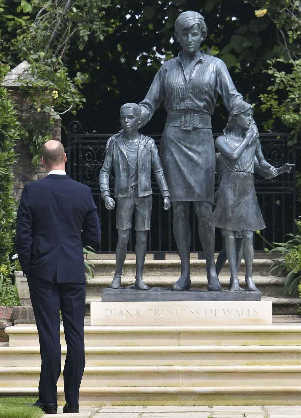 Princess Diana Statue Engraved With a Poem 2