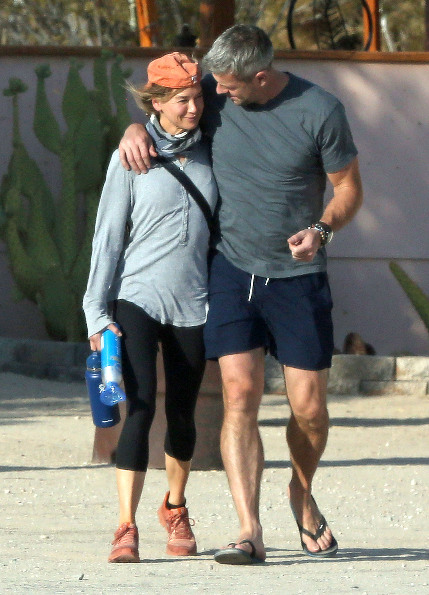 Renee Zellweger Moving Things Into Ant Anstead S House