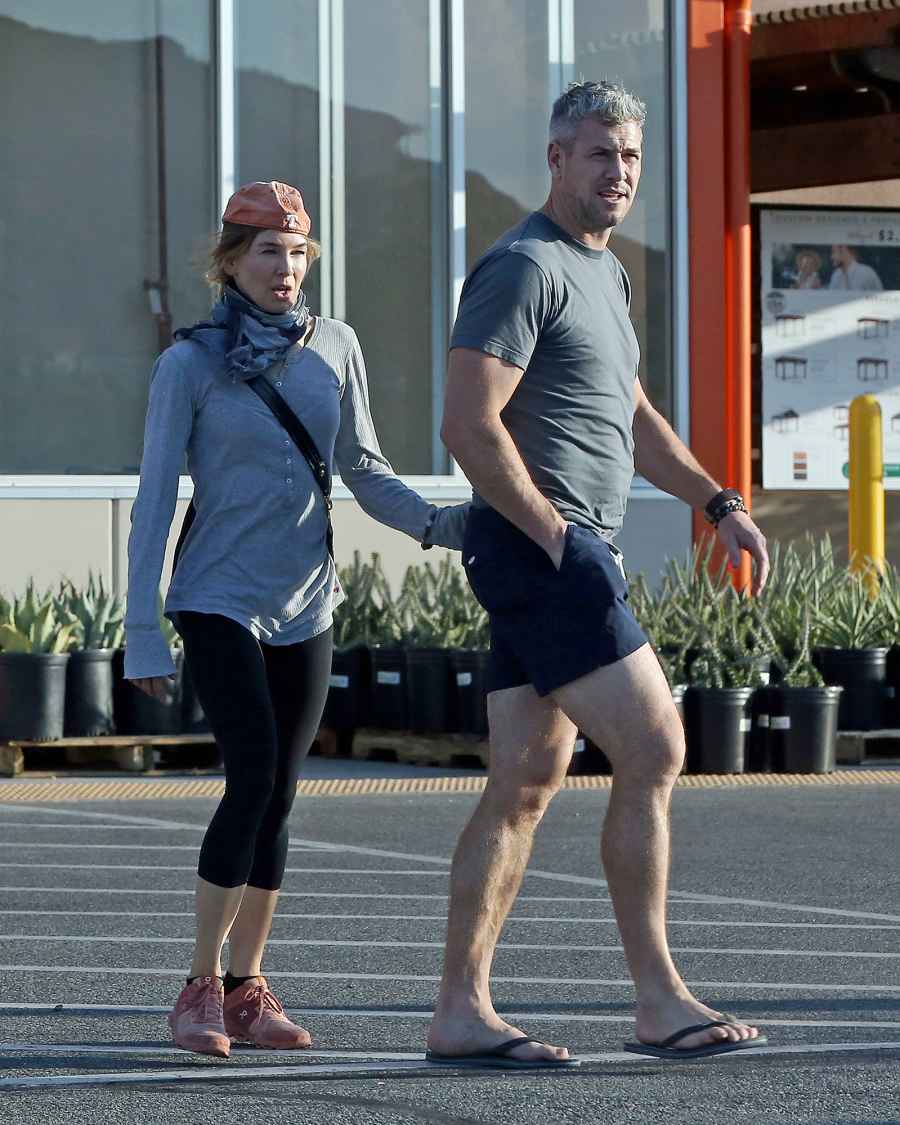 Renee Zellweger and Ant Anstead Kiss and Cozy Up While Running Errands: Photos