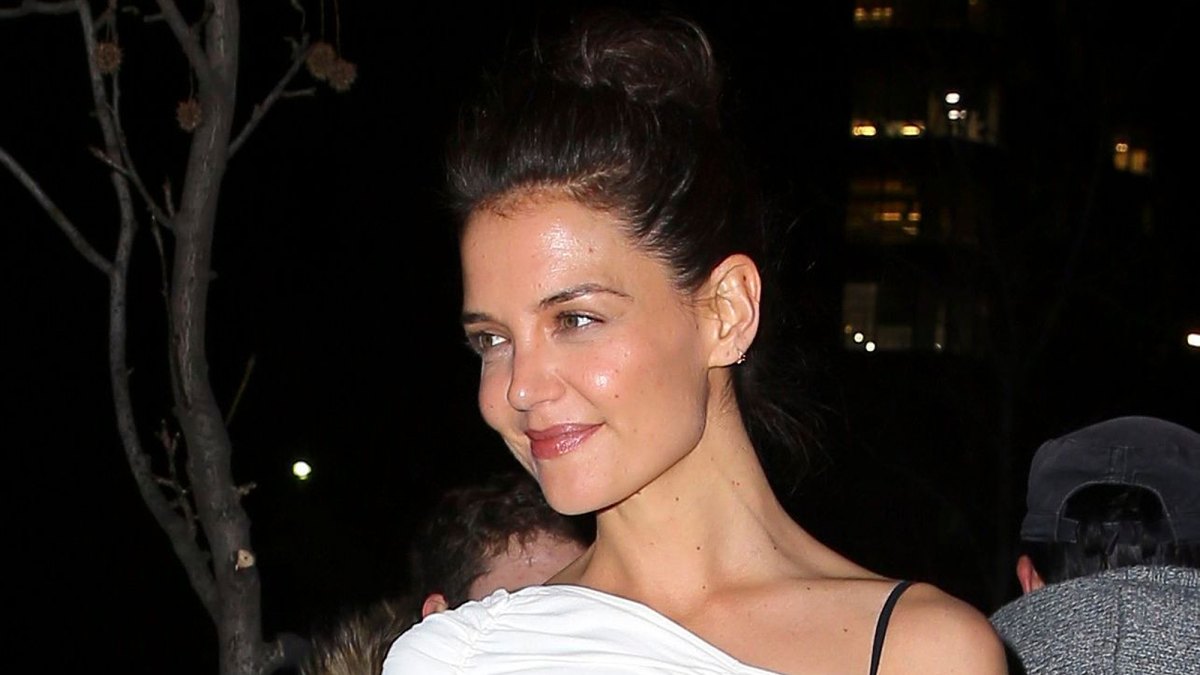 katie-holmes-tank-top