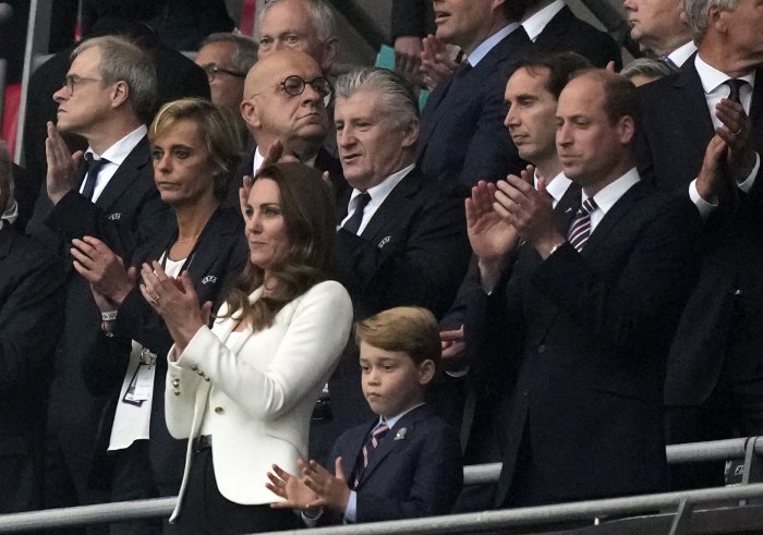 El príncipe George comparte una adorable reacción con el príncipe William cuando Inglaterra marca un gol en el partido de fútbol de la Eurocopa 2020