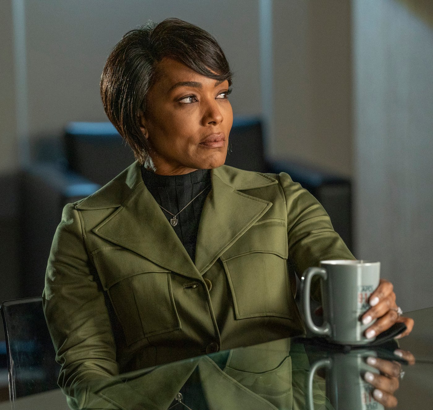  9 1 1 Cast Salaries Revealed Angela Bassett Makes 450K An Episode