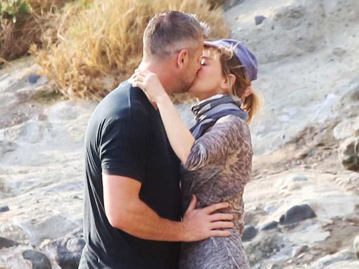 Ant Anstead Makes His Relationship With Renee Zellweger Instagram Official 2 Kissing Beach