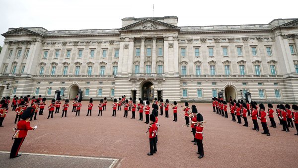 Buckingham Palace Hosts 1st Changing of the Guard in Over 1 Year