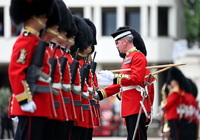 El Palacio de Buckingham acoge el primer cambio de guardia en más de 1 año